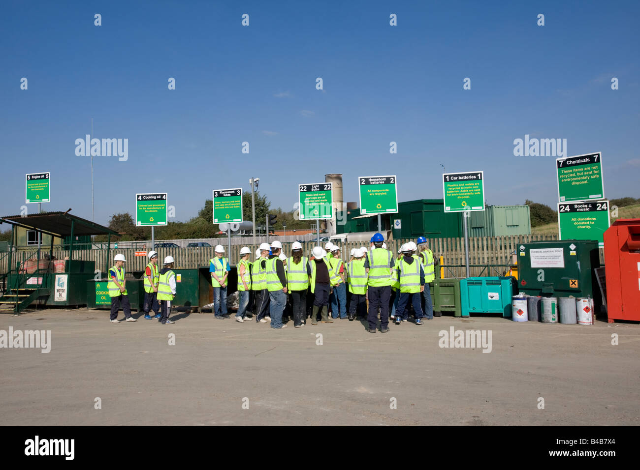 Visite de l'école de l'éducation nationale à Wingmoor site recyclage Stoke Orchard Farm Cheltenham UK Banque D'Images