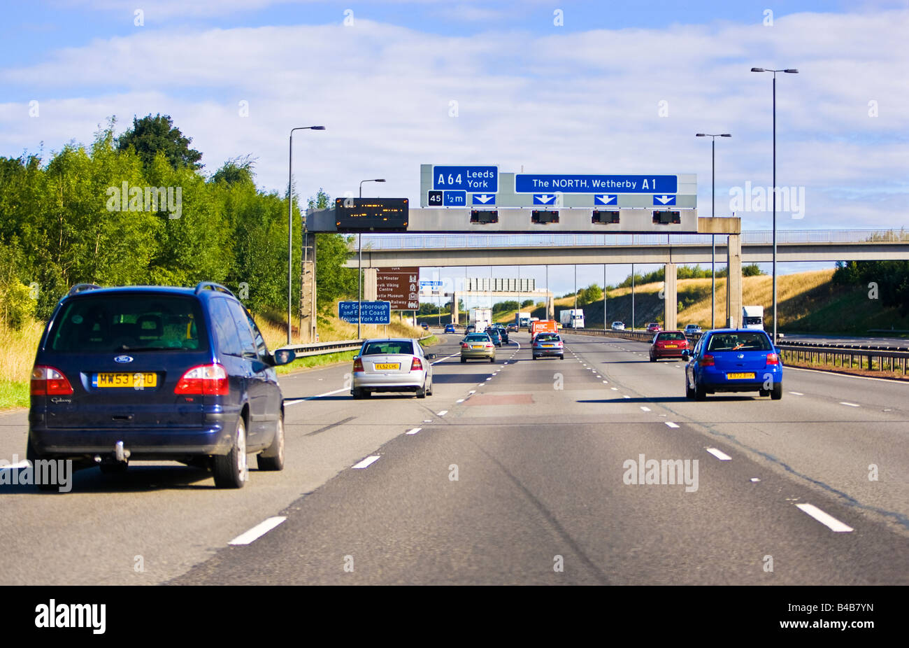 Trafic autoroutier au Royaume-Uni. Voitures circulant sur les autoroutes britanniques en Angleterre Banque D'Images