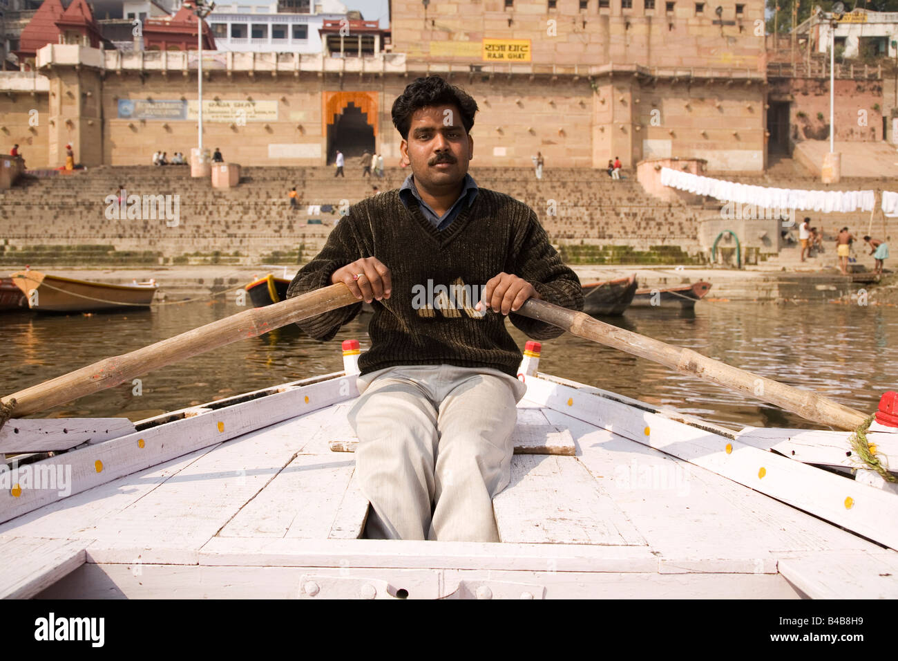 L'un des bateliers lignes son bateau dans la ville de Varanasi, en Inde. Banque D'Images