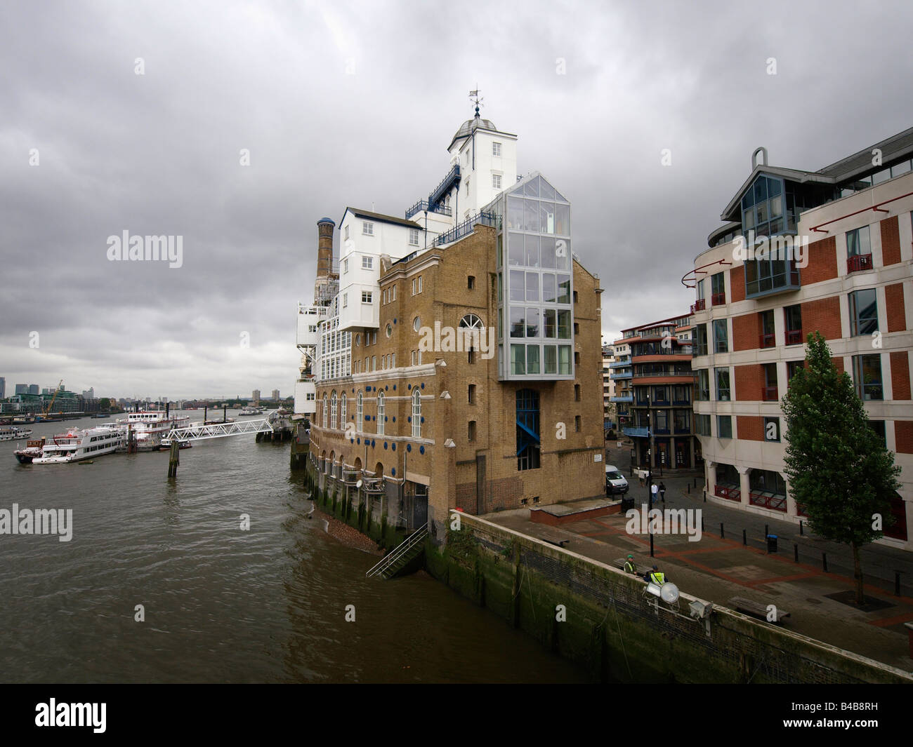 Entrepôt modernisé sur Butlers Wharf vu de Tower Bridge London UK Banque D'Images