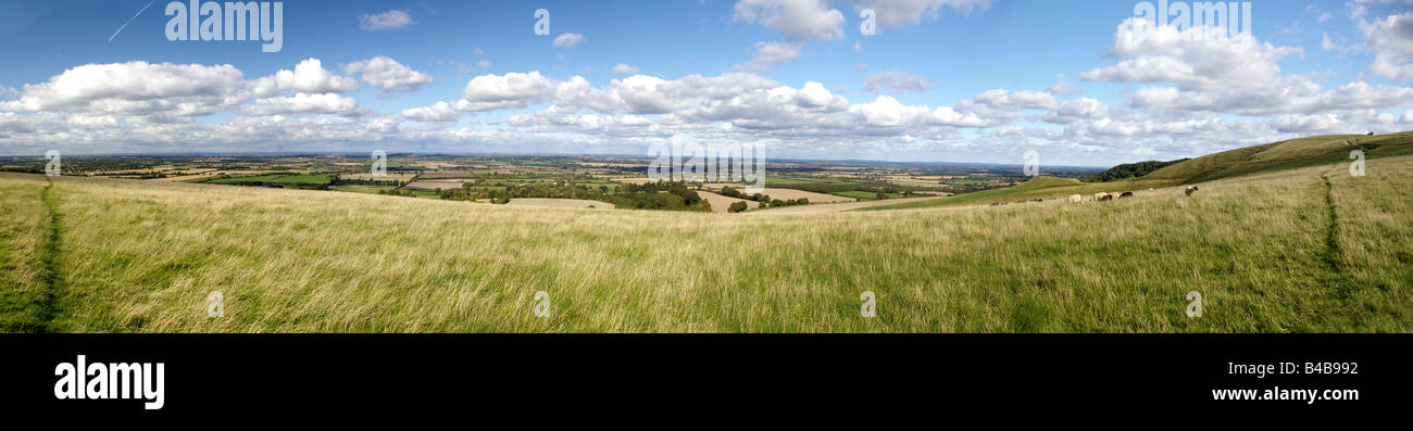 Vue panoramique à partir de la l'Uffington White Horse dans le Vale of White Horse dans l'Oxfordshire Banque D'Images