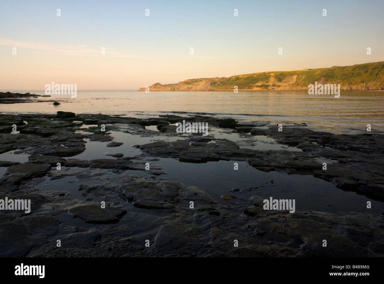 Lumière du soir sur les falaises à Runswick Bay Beach North Yorkshire Angleterre Banque D'Images