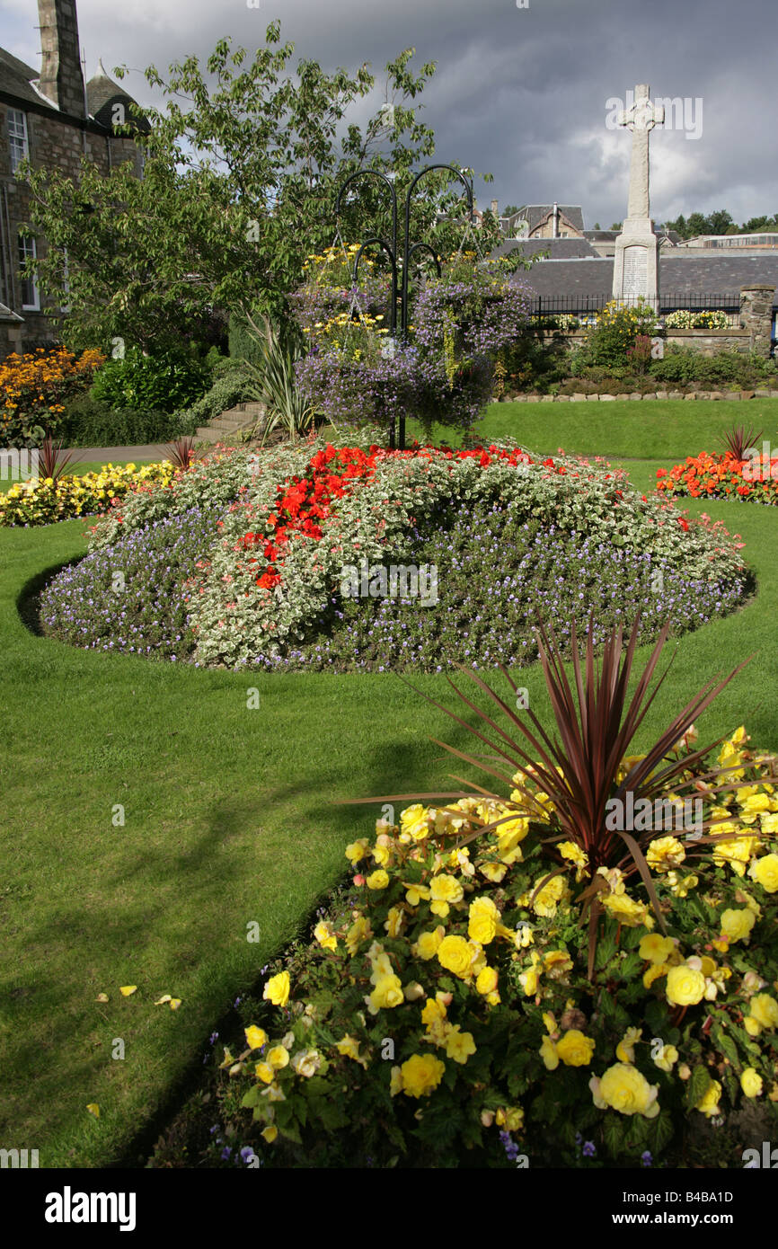 La ville de Perth, en Écosse. Le Jardin du souvenir de Pitlochry en pleine floraison avec le mémorial de guerre en arrière-plan. Banque D'Images