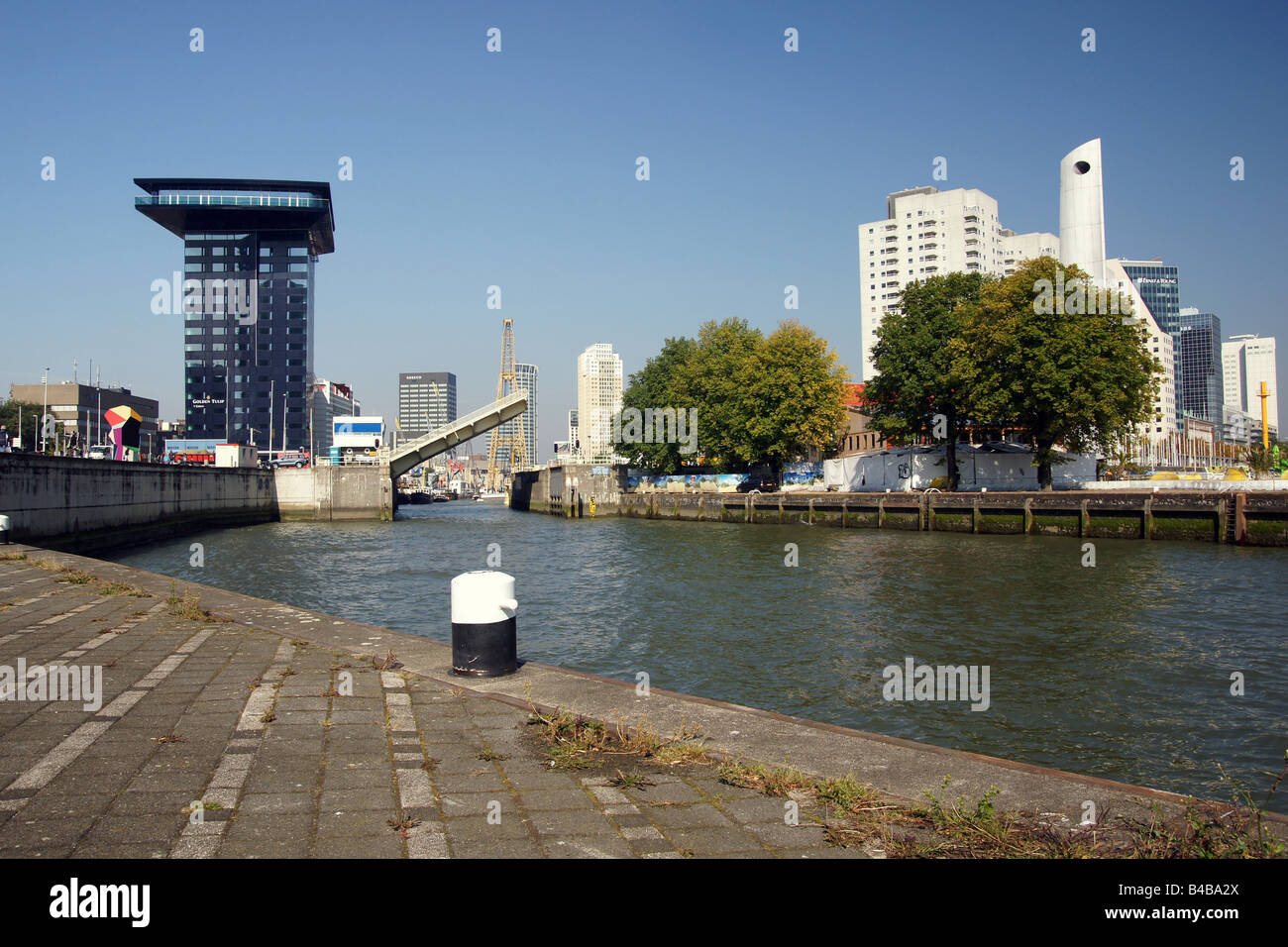 L'ouverture de pont à meuse dans le centre-ville de Rotterdam en été sous ciel bleu aux Pays-Bas, la construction de l'hôtel Tulip Banque D'Images