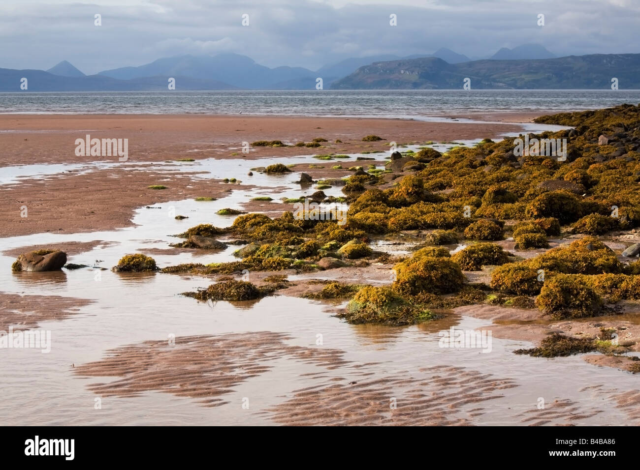 La plage de sable près de Walcourt avec vue sur Raasay et Skye Banque D'Images