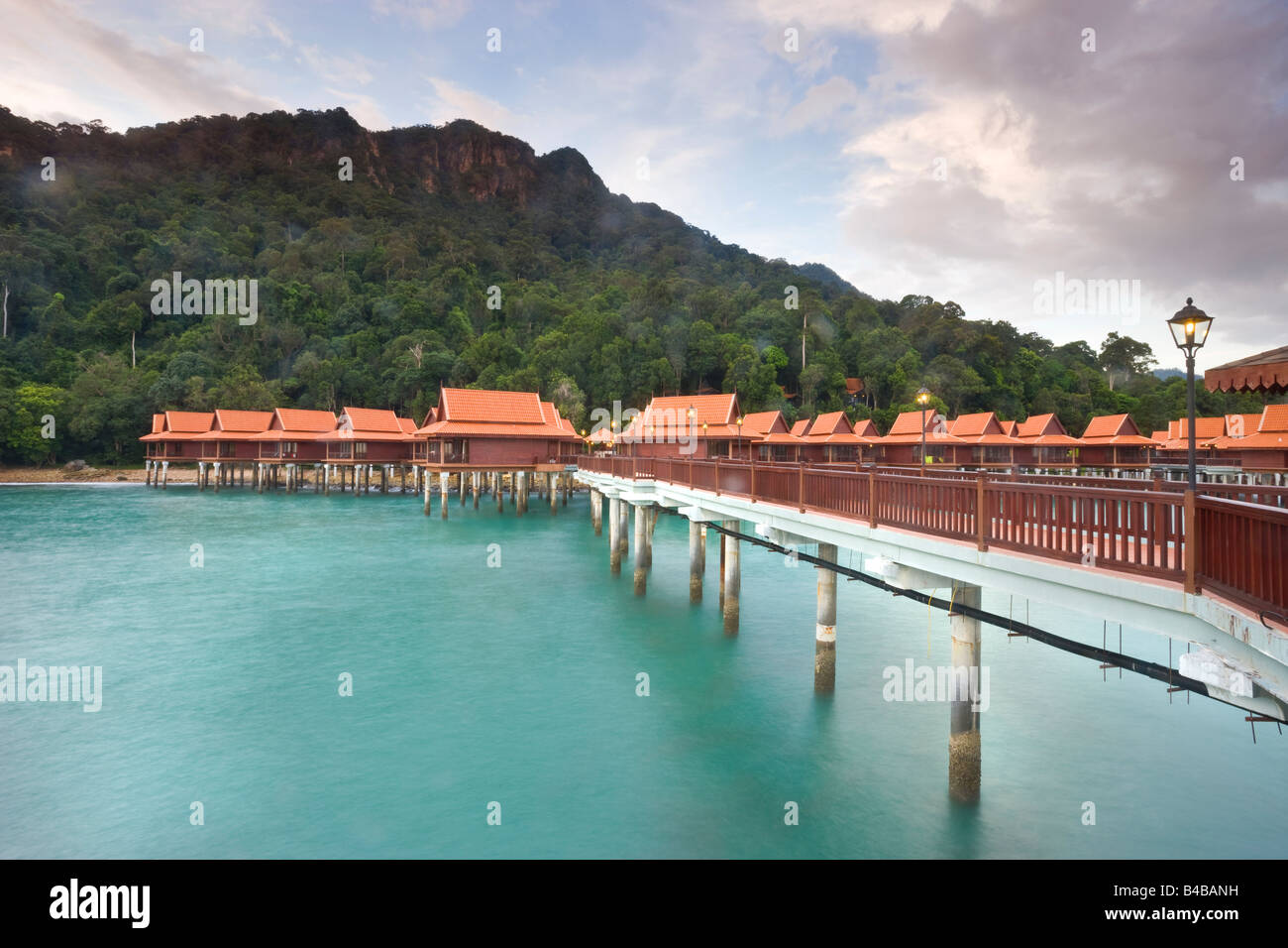 En Asie, la Malaisie, l'île de Langkawi, Pulau Langkawi, style traditionnel des maisons et de l'embarcadère de guindée Banque D'Images