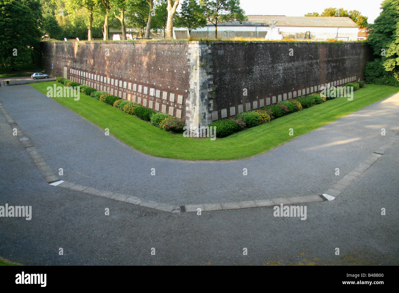 Rangées de plaques commémoratives à l'occasion de plus de 200 résistants exécutés dans la Citadel, Arras, France, durant la Seconde Guerre mondiale Banque D'Images