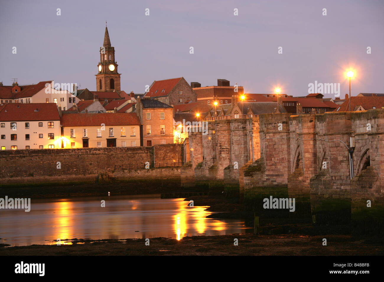 Ville de Berwick-upon-Tweed, en Angleterre. 17e siècle Vieux Pont sur la rivière Tweed avec le centre-ville de Berwick en arrière-plan. Banque D'Images