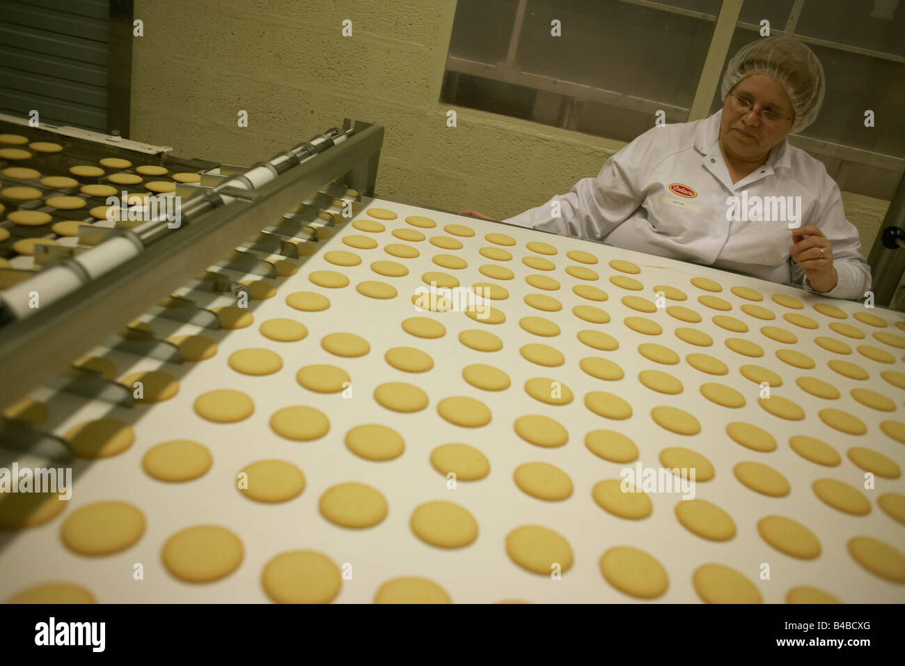 Contrôle de qualité par le biais de sous-genre travailleur Moments standard à l'biscuits biscuit Delacre Lambermont en usine de production Banque D'Images