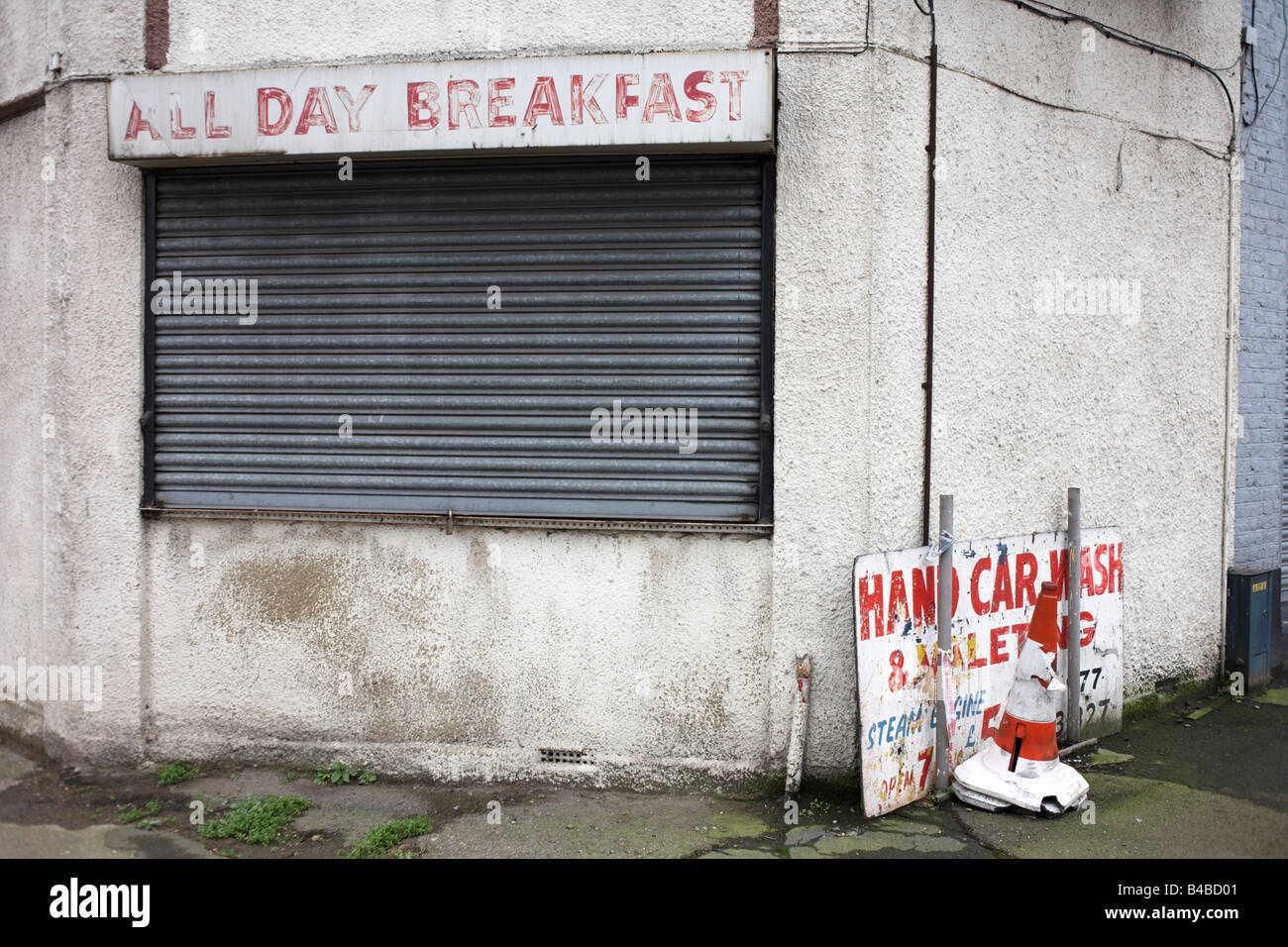 À bord d'un café à l'abandon jusqu'à qu'une fois que toute la journée les petits déjeuners maintenant sur wasteland à Canning Town, Newham Banque D'Images