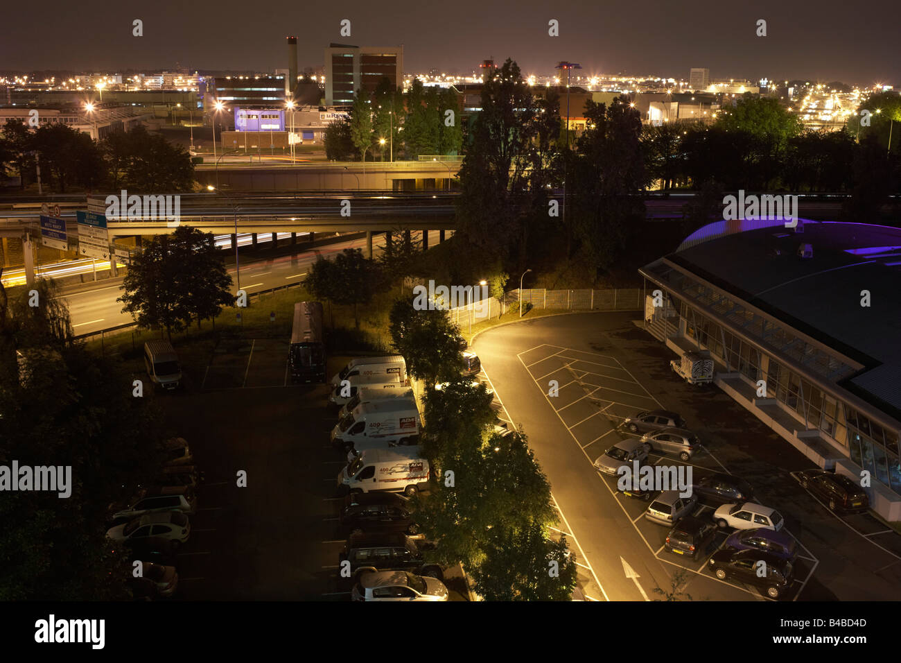 Un paysage urbain une nuit près de la capitale de l'aéroport d'Orly la N186 d'autoroute au sud de Paris Banque D'Images