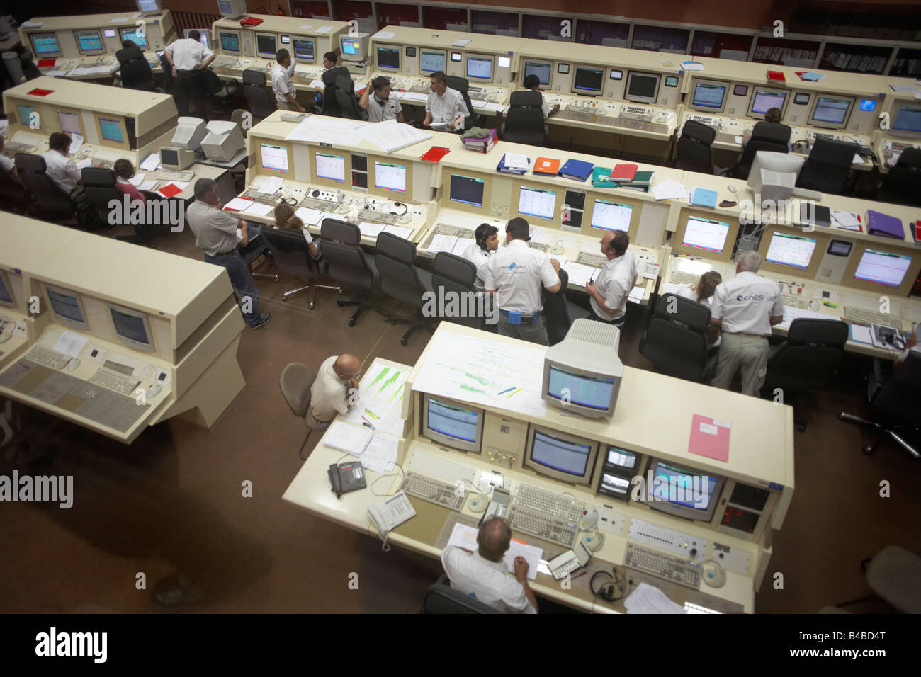 Les techniciens de l'Agence spatiale européenne lancement d'Ariane le moniteur de commande systèmes de fusées heures avant un lancement de satellite Banque D'Images