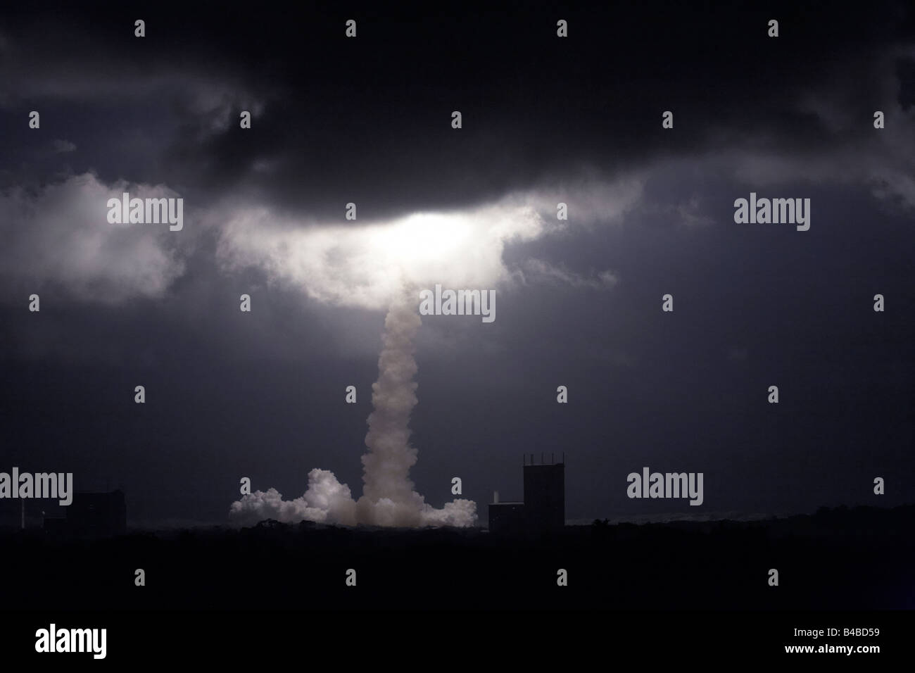 La nuit de la roquette en nuage de Spaceway 3 pour Hughes Network Systems et BSAT 3a pour Lockheed Martin Banque D'Images