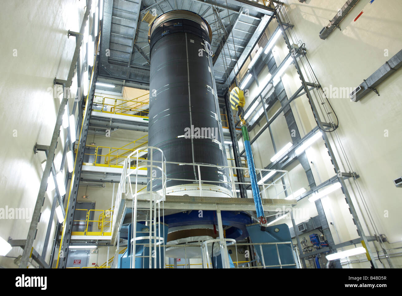 Une fusée Ariane 5 dans le bâtiment d'intégration d'Europropulsion à l'Agence spatiale européenne de Kourou le port spatial européen Banque D'Images