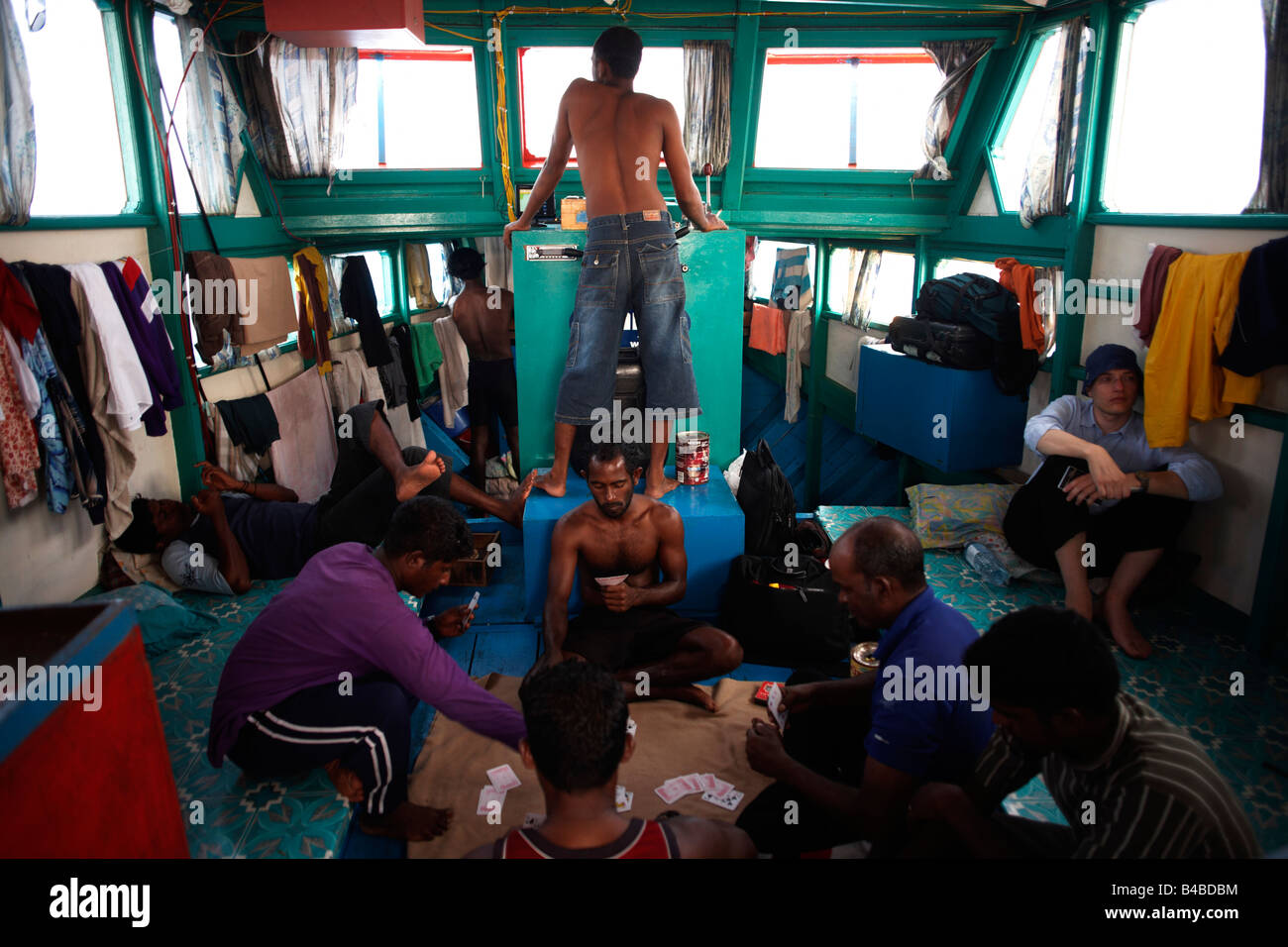 L'écrivain Alain de Botton incombe à l'équipage au repos après la journée de pêche de thon à bord d'un Dhoni traditionnel bateau de pêche sur l'Océan Indien Banque D'Images