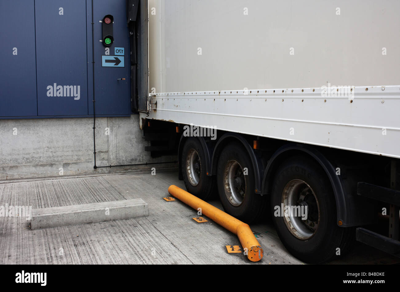 Un camion renversé dans une baie de chargement à Sainsbury's 700 000 pi² (57,500m2) grande distribution Point Depot à Waltham Banque D'Images