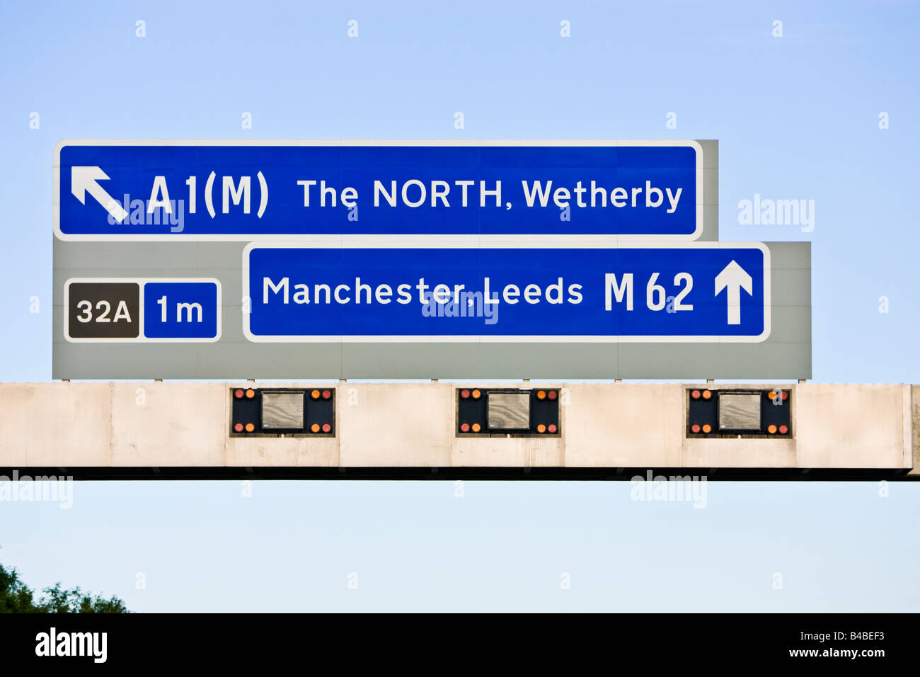 Destination du portique aérien de l'autoroute britannique et panneaux de sortie vers le nord, Angleterre, Royaume-Uni Banque D'Images