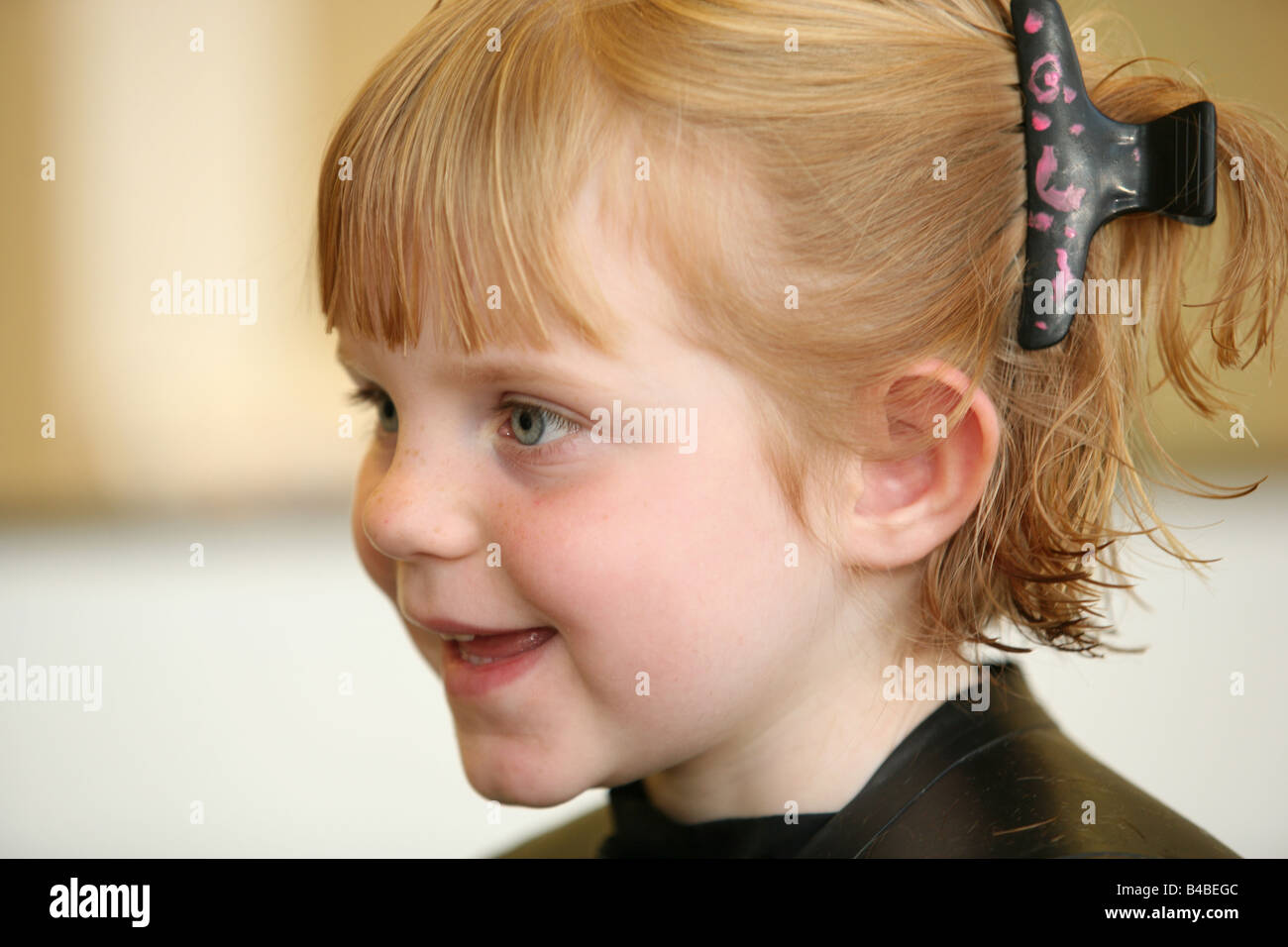 Une jeune fille ayant fait couper les cheveux à un salon de coiffure Banque D'Images