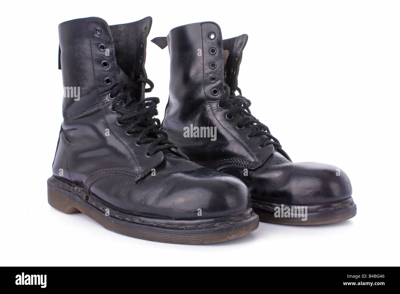 Vieux cuir noir bottes de travail isolé sur fond blanc Photo Stock - Alamy