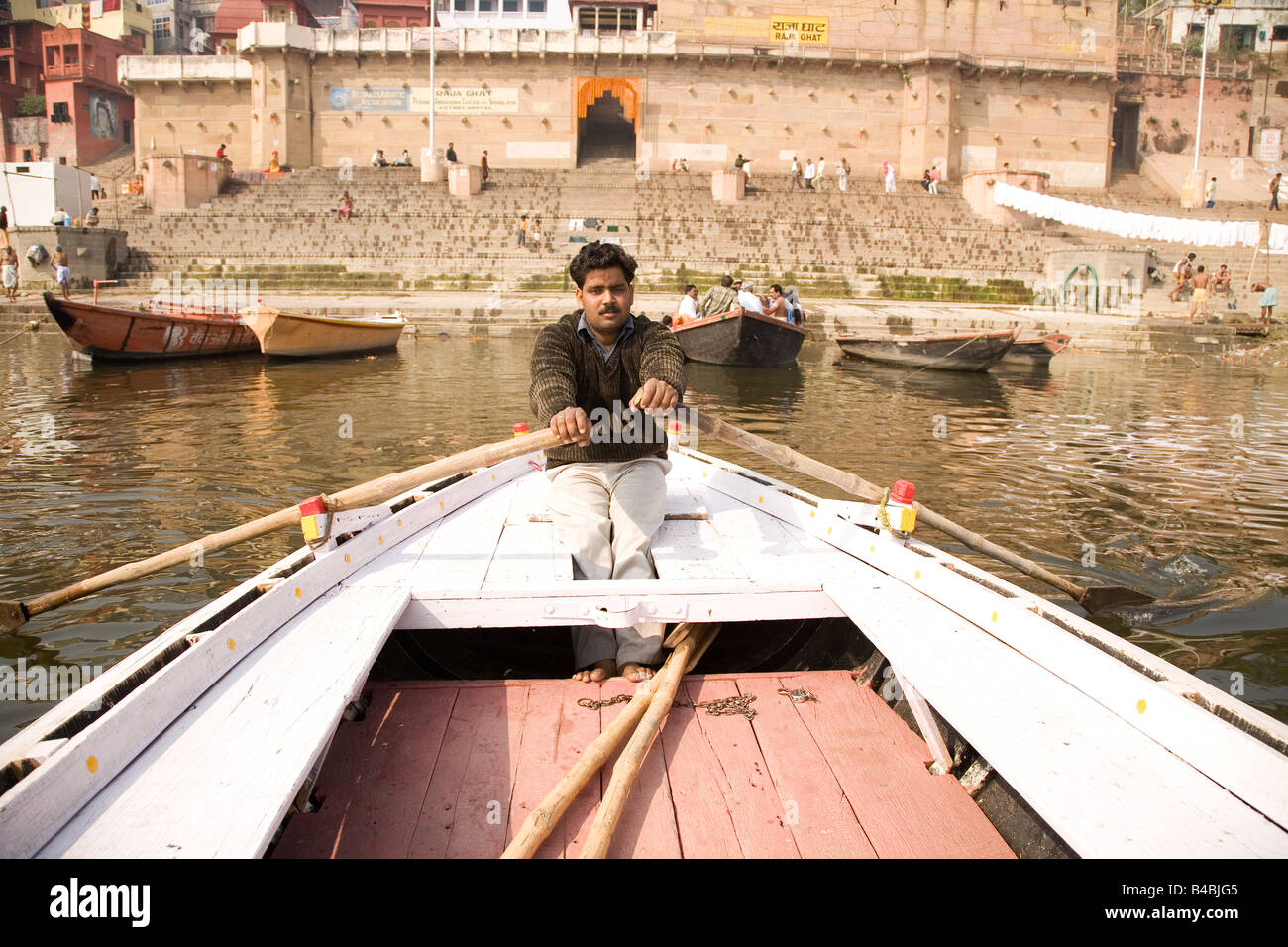 L'un des bateliers lignes son bateau dans la ville de Varanasi, en Inde. Banque D'Images