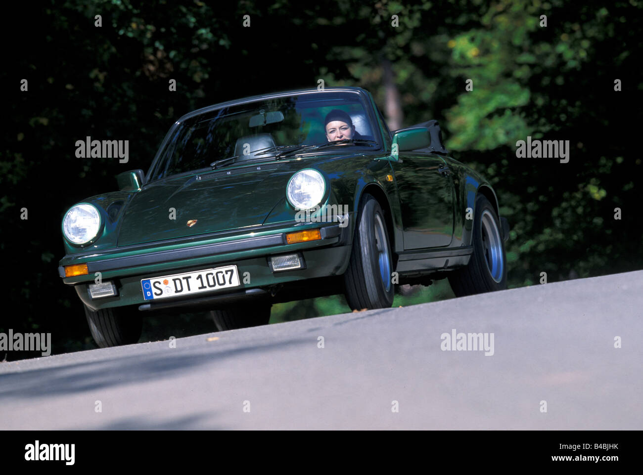 Voiture, Porsche 911 SC cabriolet, année modèle 1983-1989, ce véhicule : modèle de l'année 1985, open top, vert foncé, FGUJ, conduite, diago Banque D'Images