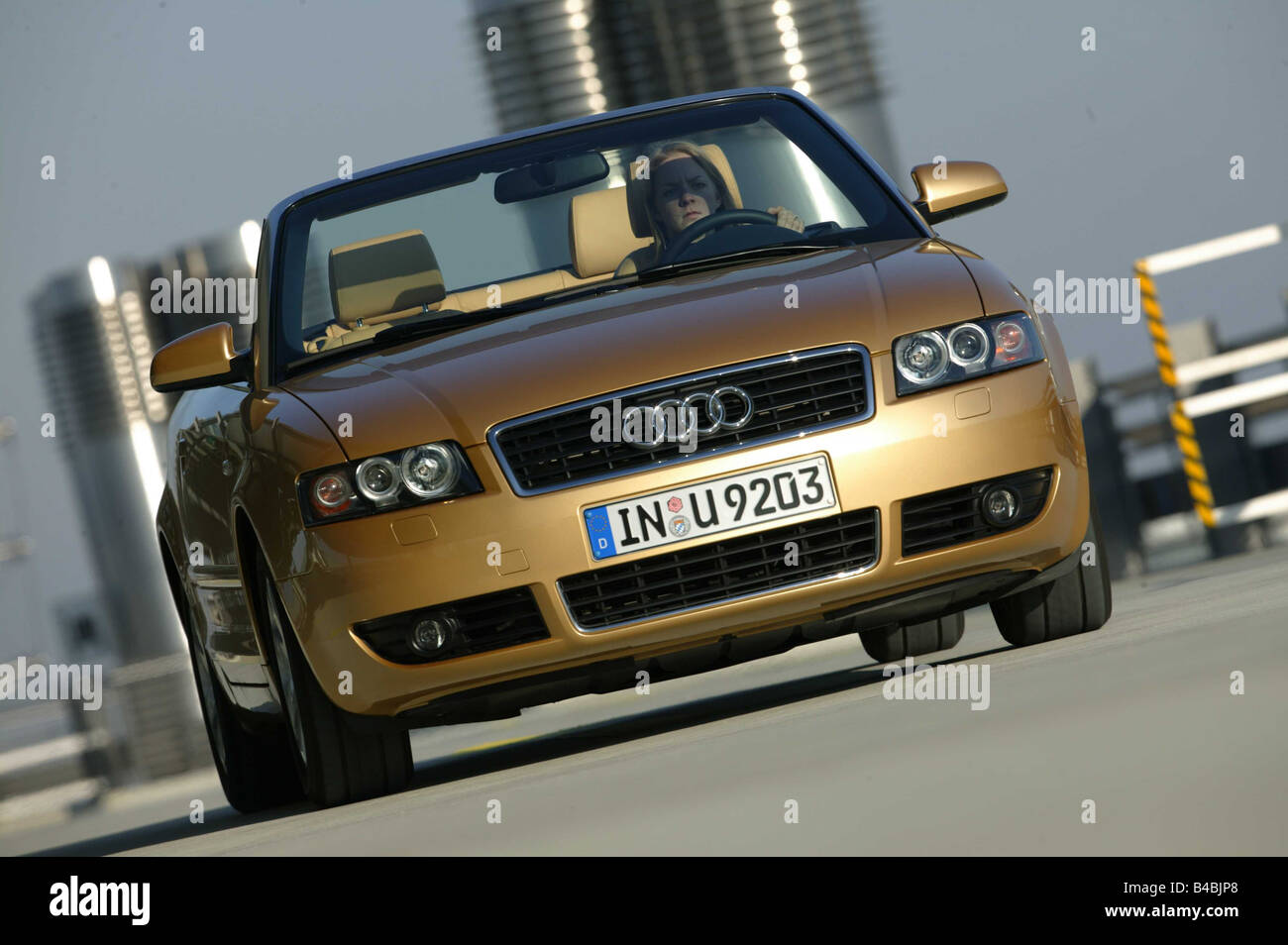 Audi A4 Cabriolet 1/18 Par Welly - Bleu Métal - Portières Et Capot Ouvrants