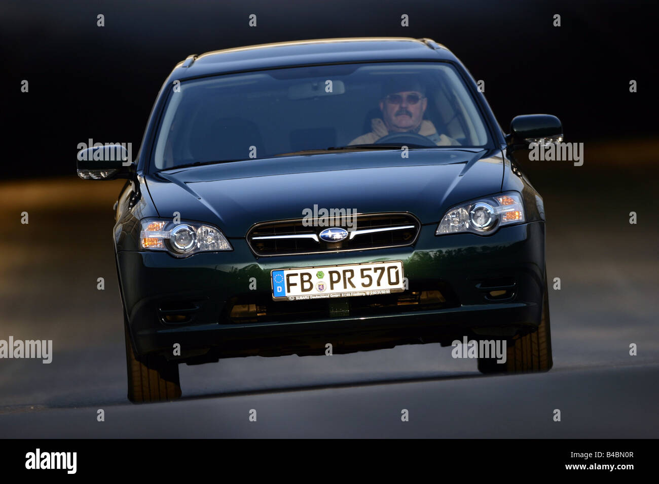 Voiture, Subaru Legacy, l'année de modèle 2003, de moyenne catégorie, bicorps, vert foncé, FGHDS, conduite, Front view Banque D'Images