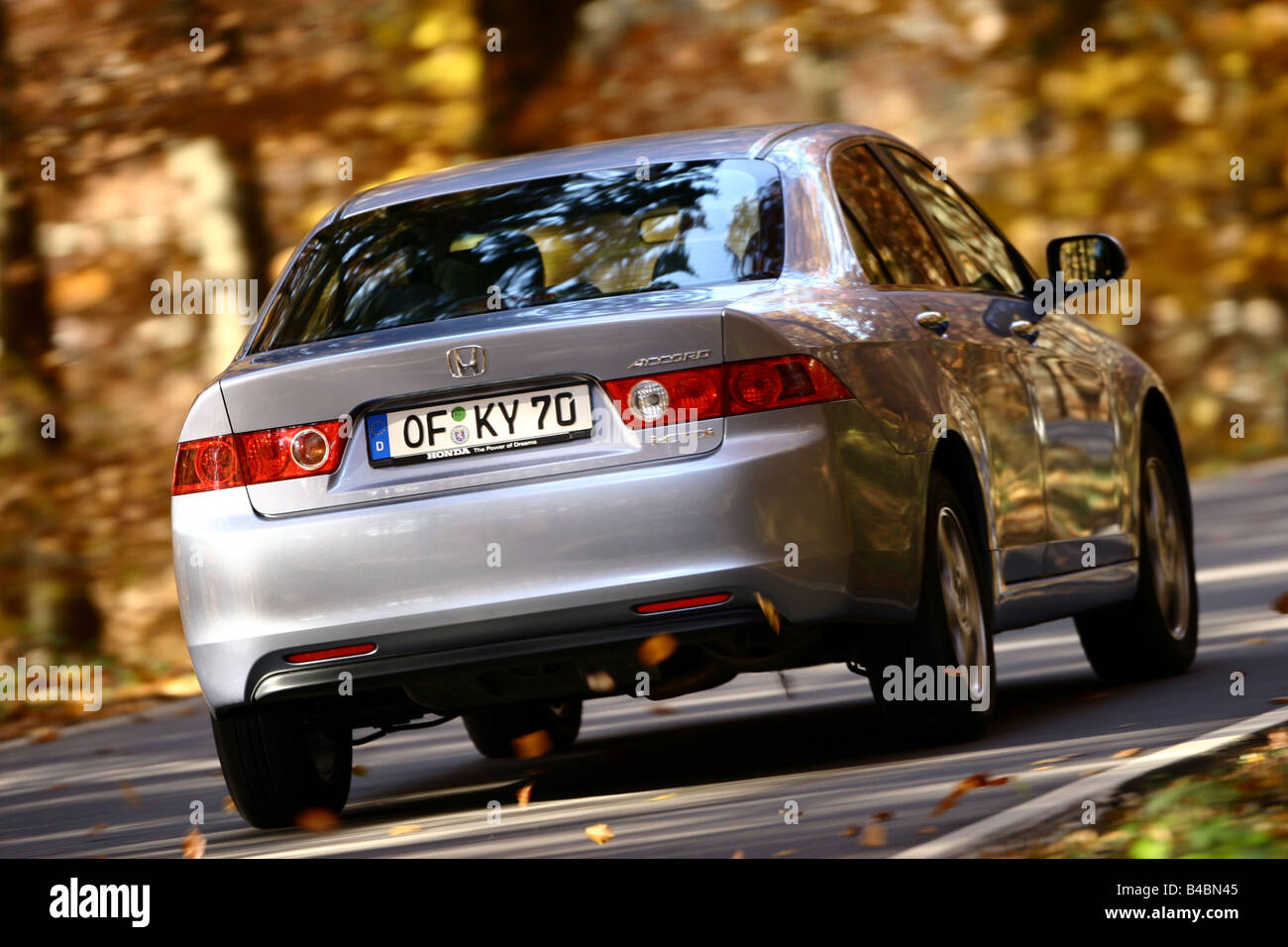 Voiture, Honda Accord 2.2 i-CTDI Sport, 103 kW, Limousine, la classe moyenne, l'année de modèle 2003, d'argent, FGHDS, conduite, à partir de la diagonale Banque D'Images