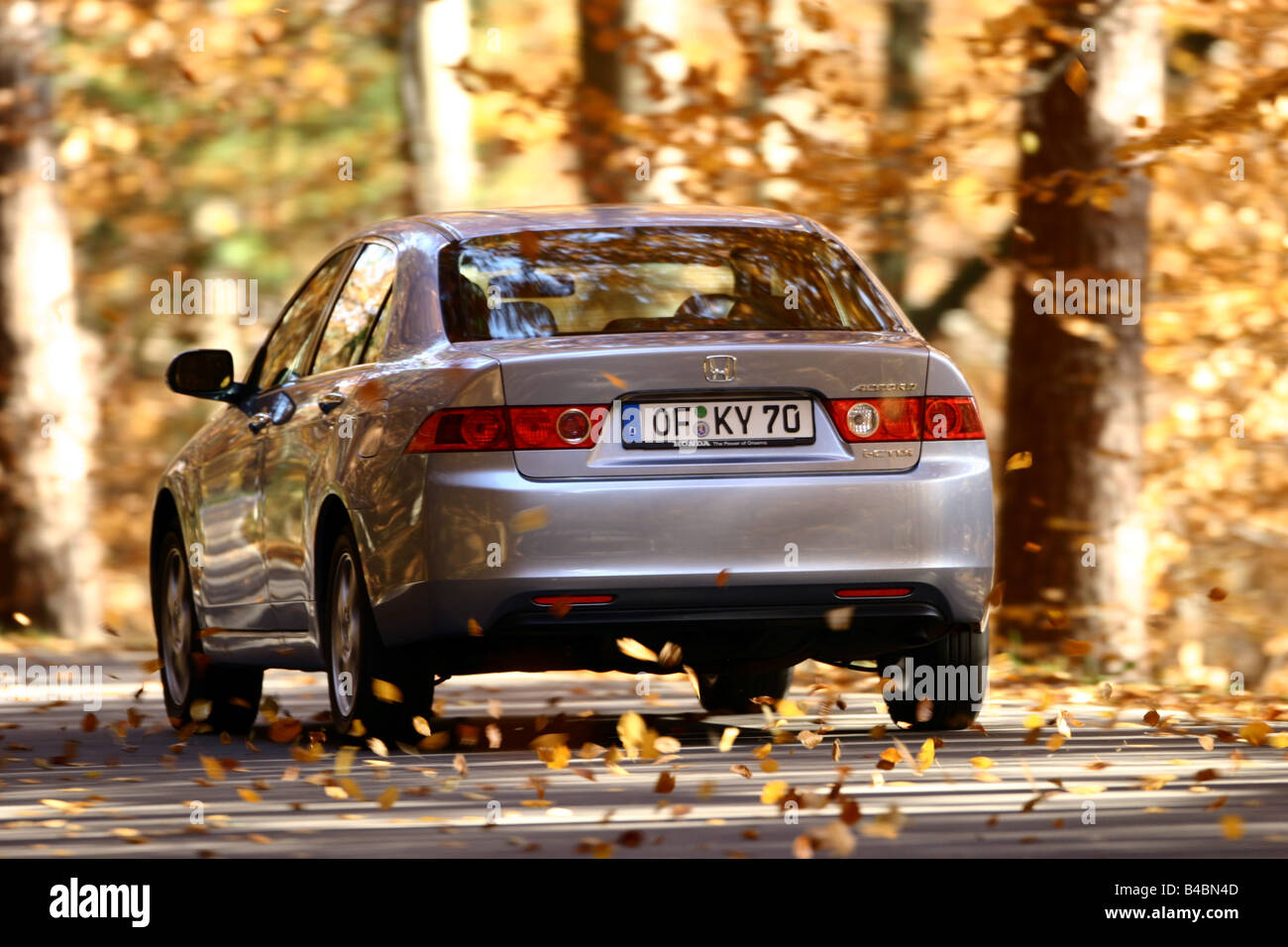 Voiture, Honda Accord 2.2 i-CTDI Sport, 103 kW, Limousine, la classe moyenne, l'année de modèle 2003, d'argent, FGHDS, conduite, à partir de la diagonale Banque D'Images