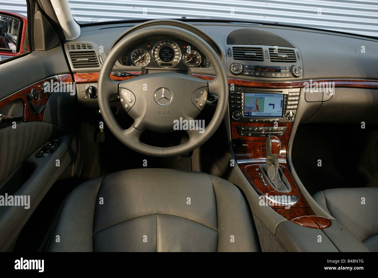 Voiture, Mercedes E270 CDI T, T, E, classe de taille moyenne supérieure ,  berline, modèle 2003-, vin-rouge-métallique, vue de l'intérieur Photo Stock  - Alamy