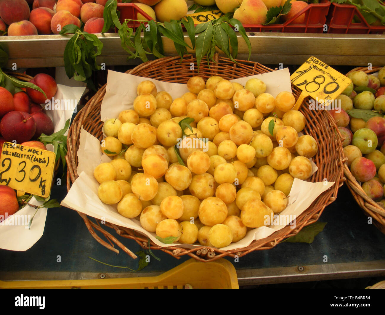 Panier de produits frais susine (prune) en vente à la place Campo de Fiori marché du matin à Rome, Italie Banque D'Images