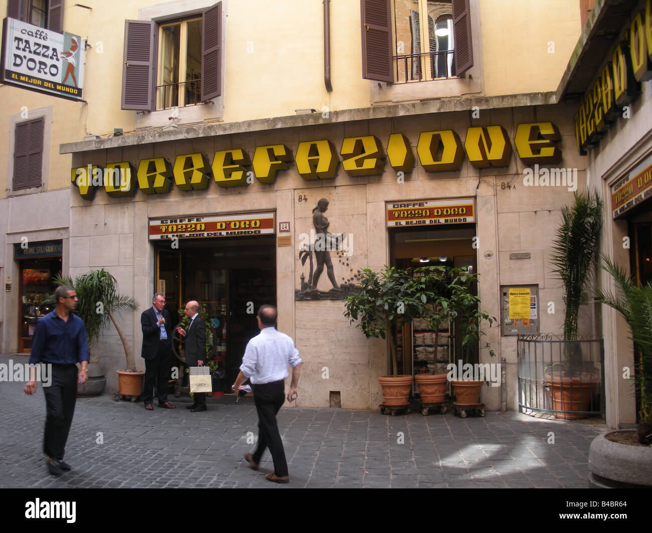 Scène de rue en face de la casa del Caffe tazza d'oro à Rome, Italie Banque D'Images