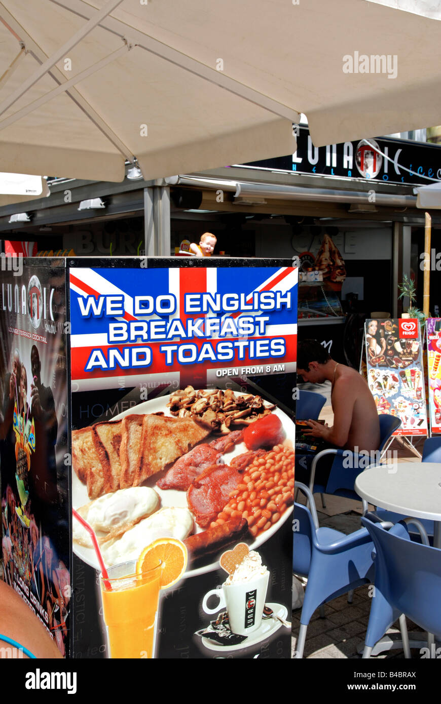 Un petit-déjeuner anglais 'nous n' affiche à l'extérieur d'un café à salou,Espagne. Banque D'Images