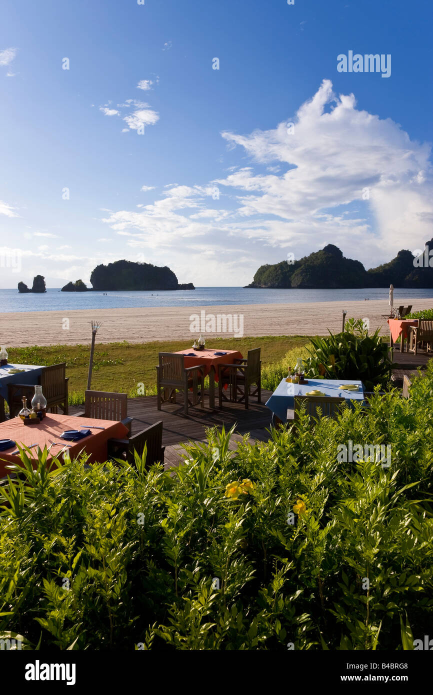 En Asie, la Malaisie, l'île de Langkawi, Pulau Langkawi, front de tables à Pantai Tanjung Rhu Banque D'Images