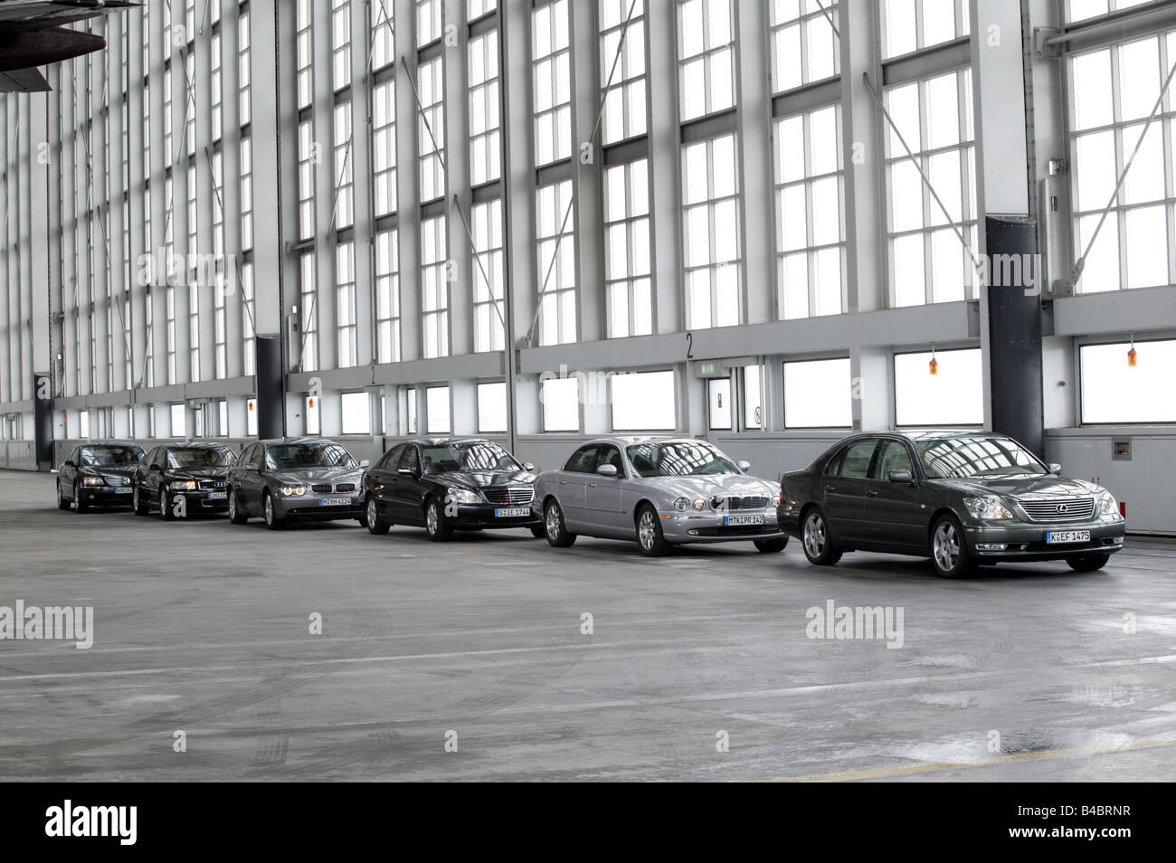 Photo de groupe, location de bateau environ s, Limousines, Audi A8 4.2 Quattro, l'année de modèle 2002- / Lexus LS 430, année de construction 2004- Banque D'Images