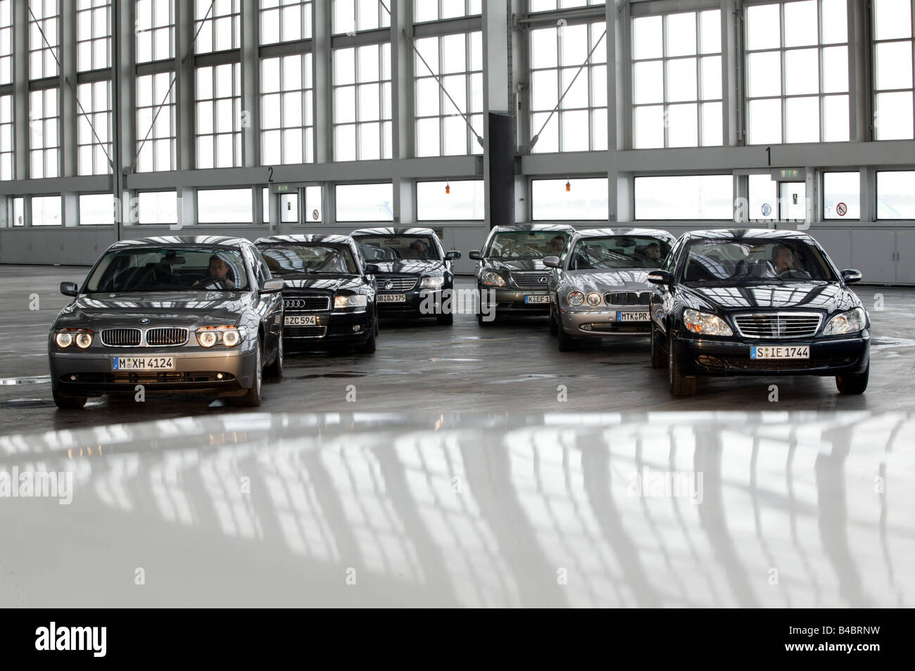 Photo de groupe, location de bateau environ s, Limousines, Audi A8 4.2 Quattro, l'année de modèle 2002- / Lexus LS 430, année de construction 2004- Banque D'Images