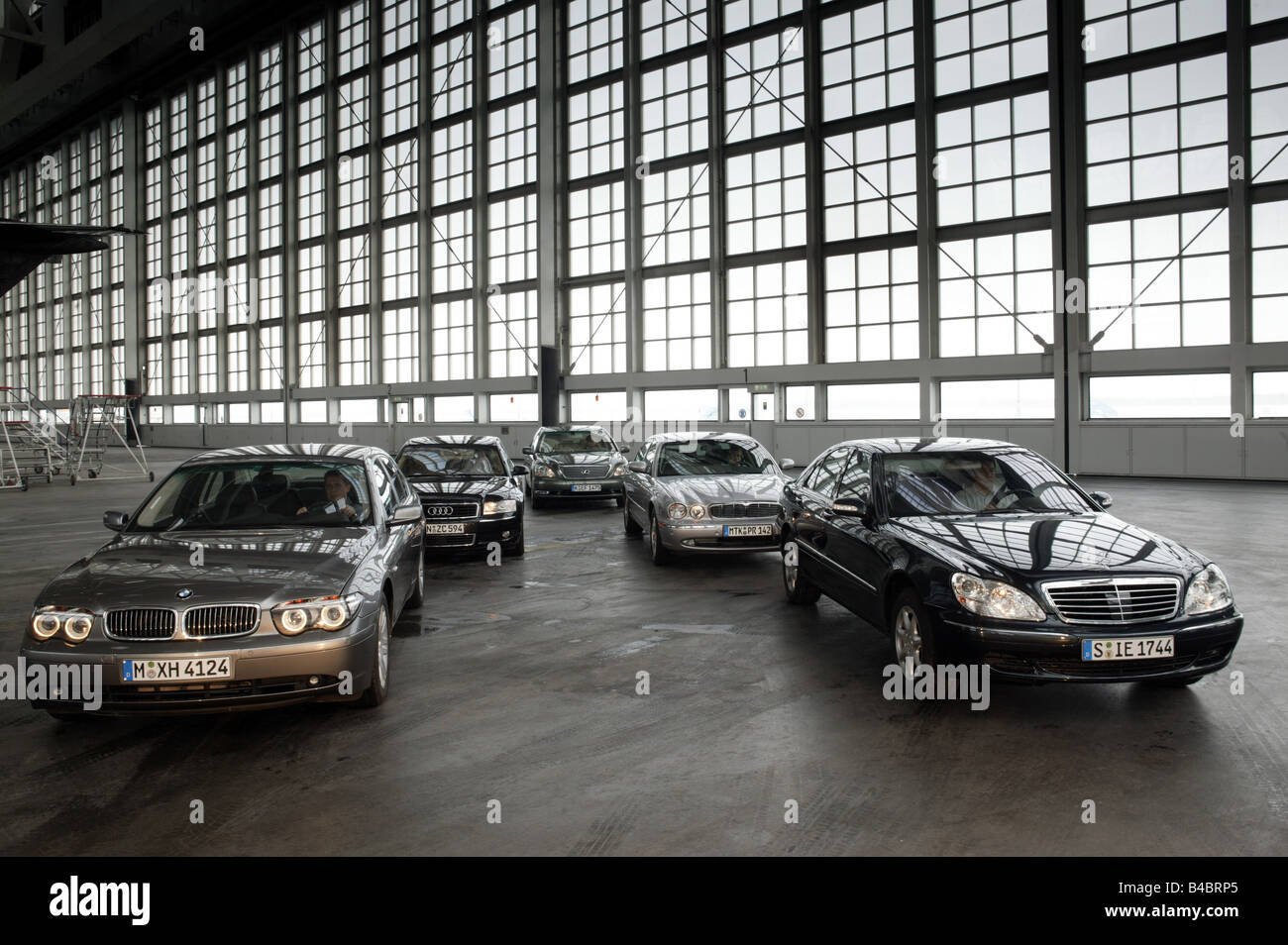 Photo de groupe, location de bateau environ s, Limousines, Audi A8 4.2 Quattro, l'année de modèle 2002- / Lexus LS 430, année de construction 2004- Banque D'Images