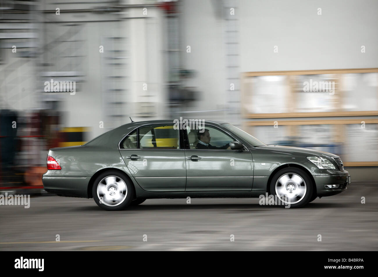 Voiture, Lexus LS 430, une limousine de luxe, environ s, l'année de modèle 2004-, argent/anthracite, V8, la conduite, la vue latérale, photographe : Achim Banque D'Images