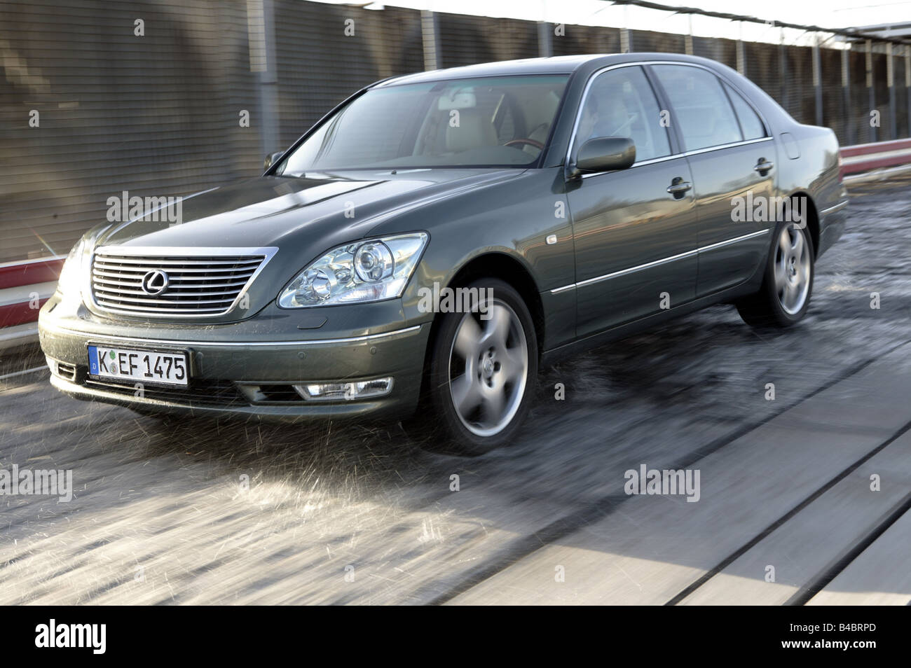 Voiture, Lexus LS 430, une limousine de luxe, environ s, l'année de modèle 2004-, argent/anthracite, V8, la conduite, la diagonale de l'avant, fronta Banque D'Images