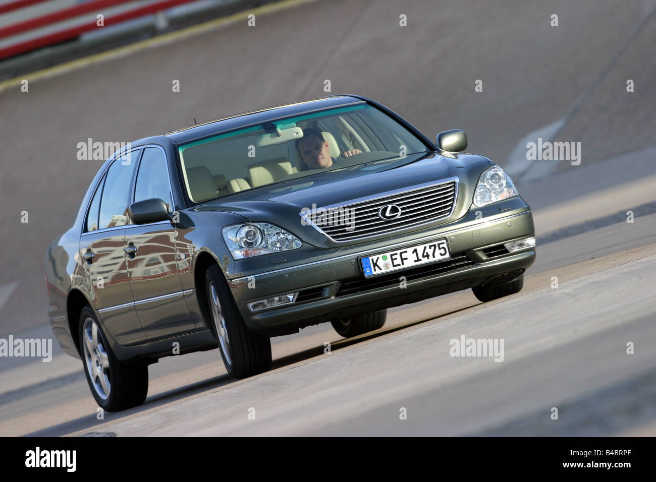 Voiture, Lexus LS 430, une limousine de luxe, environ s, l'année de modèle 2004-, argent/anthracite, V8, la conduite, la diagonale de l'avant, fronta Banque D'Images