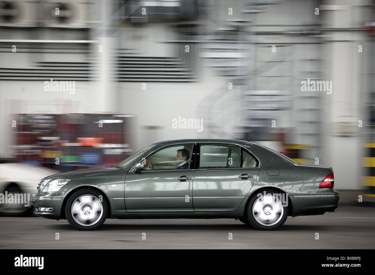 Voiture, Lexus LS 430, une limousine de luxe, environ s, l'année de modèle 2004-, argent/anthracite, V8, la conduite, la vue latérale, test track, c Banque D'Images