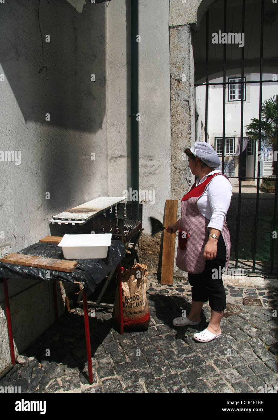 Griller des sardines sur Chef cuisinier dans Alfama Banque D'Images