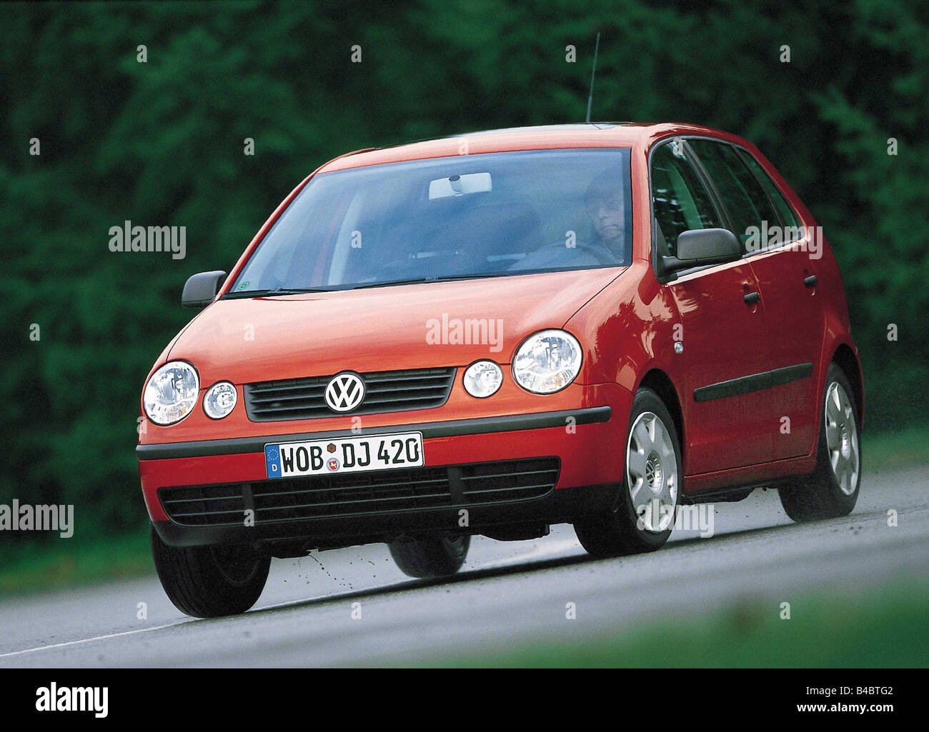 Voiture, VW Volkswagen Polo, petit env., Limousine, l'année de modèle  2002-, rouge, la diagonale de l'avant pays, route, conduire, ams 22 Photo  Stock - Alamy