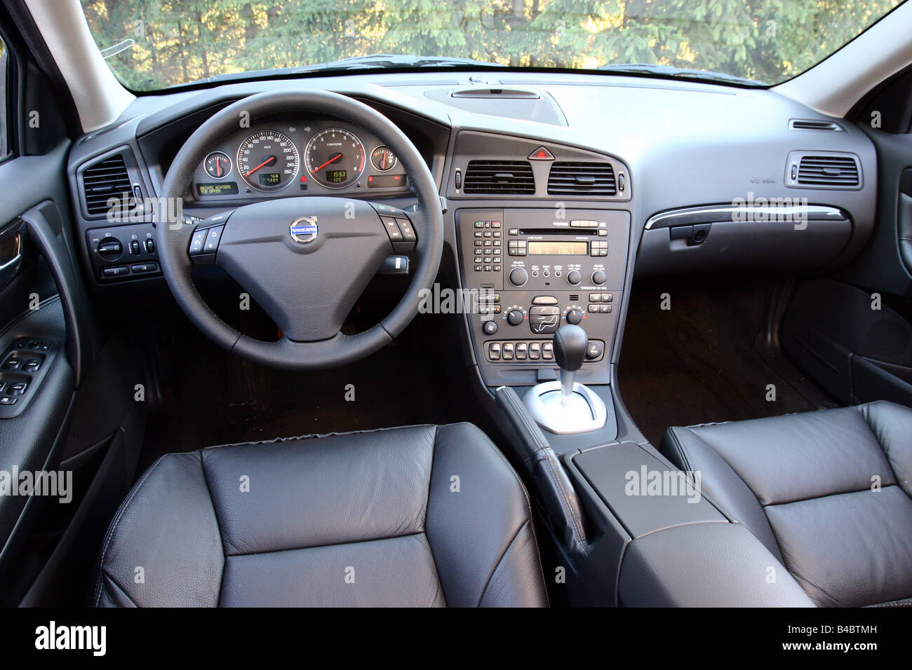 https://c8.alamy.com/compfr/b4btmh/voiture-volvo-s60-4x4-bleu-fonce-de-limousines-de-taille-moyenne-superieure-modele-annee-2000-vue-de-linterieur-vue-de-linterieur-cockpit-techniqu-b4btmh.jpg