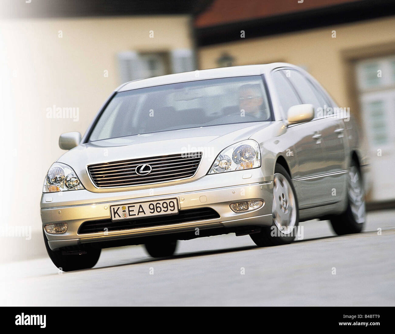 Voiture, Lexus LS 430, l'année de modèle 2001-, limousine de luxe, environ, l'argent, de l'avant en diagonale, conduite, ams 02/2001, Seite 02 Banque D'Images