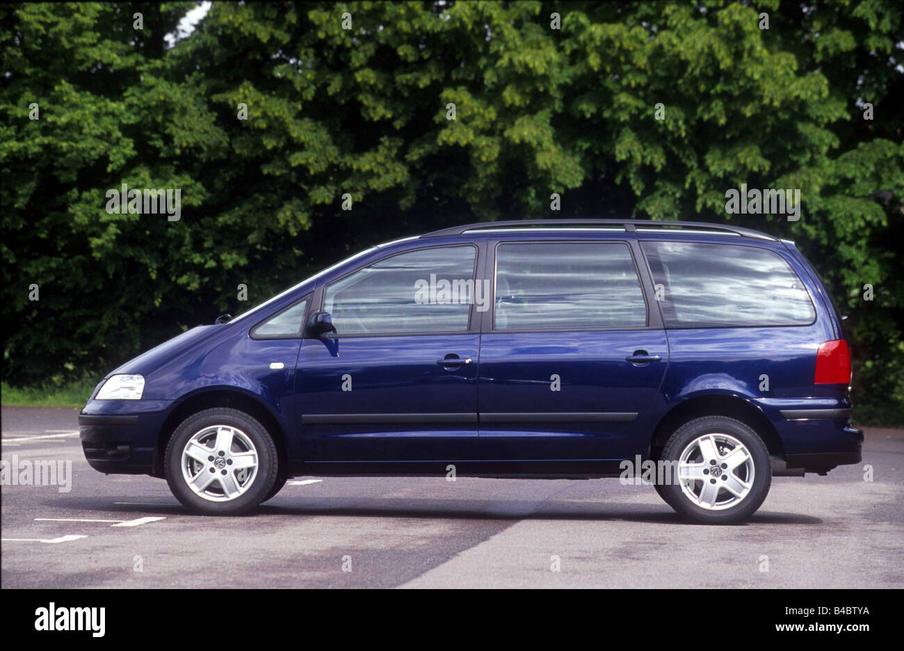 VW Sharan Volkswagen, voiture, Van, l'année de modèle 2000-, bleu foncé,  vue de côté, debout, à la défense, parking Photo Stock - Alamy