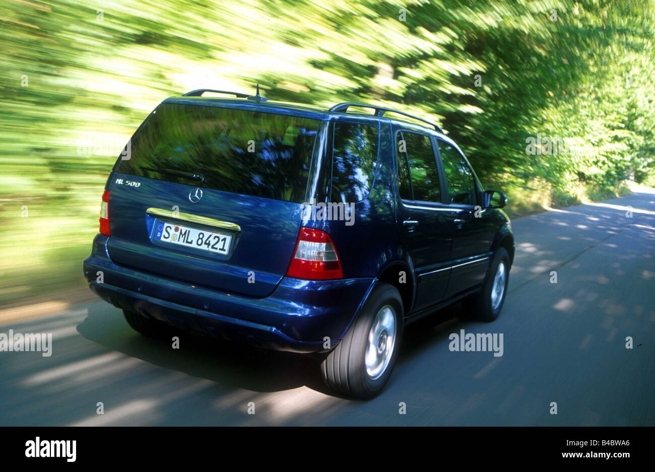 Voiture, Mercedes ML 500, du véhicule, l'année de modèle 2001- bleu, déménagement, la diagonale de l'arrière, country road Banque D'Images