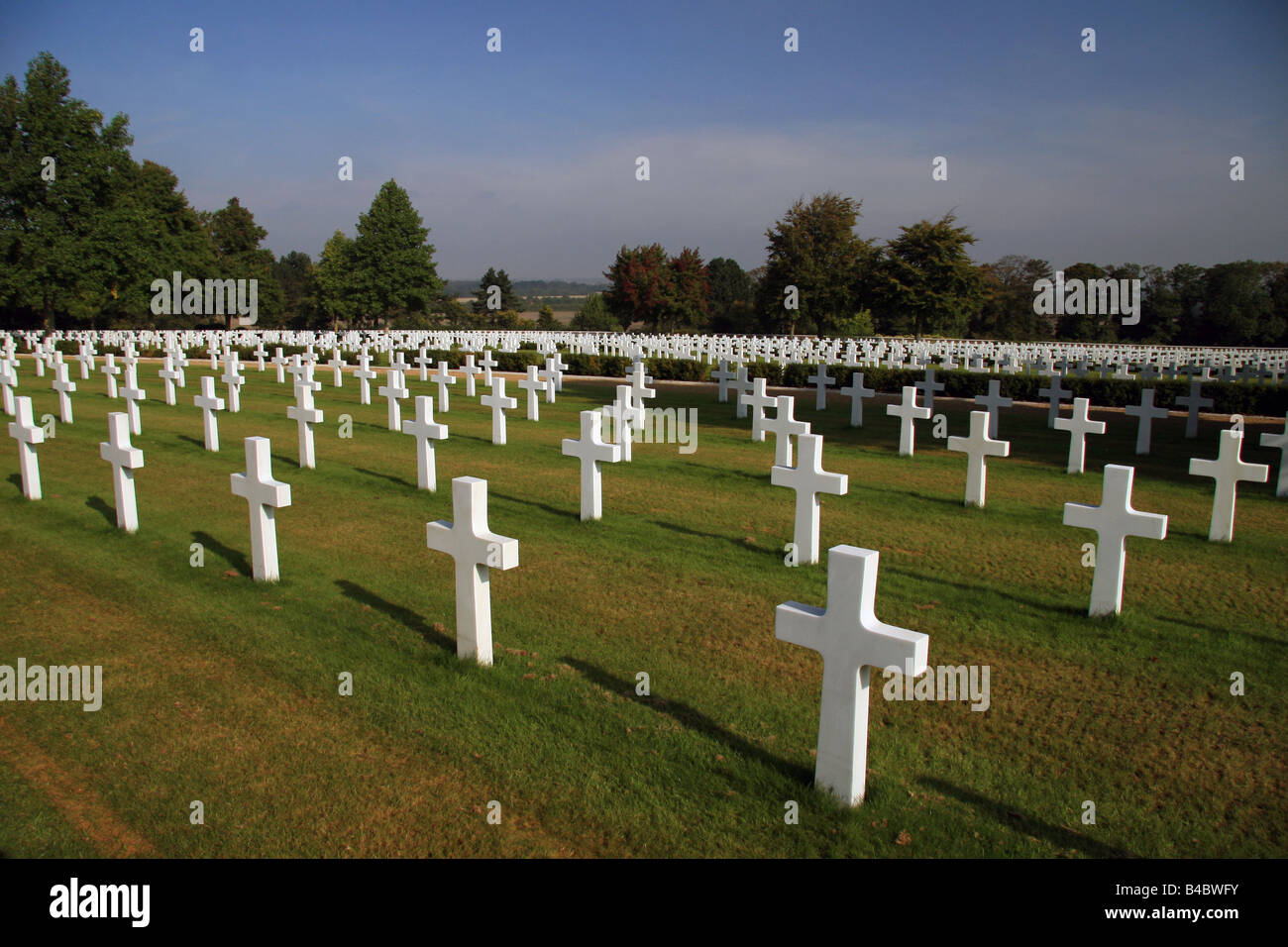 Vue sur une partie des 3 800 pierres tombales croix vers la Chapelle du Souvenir, au cimetière Américain de Cambridge, Angleterre Banque D'Images