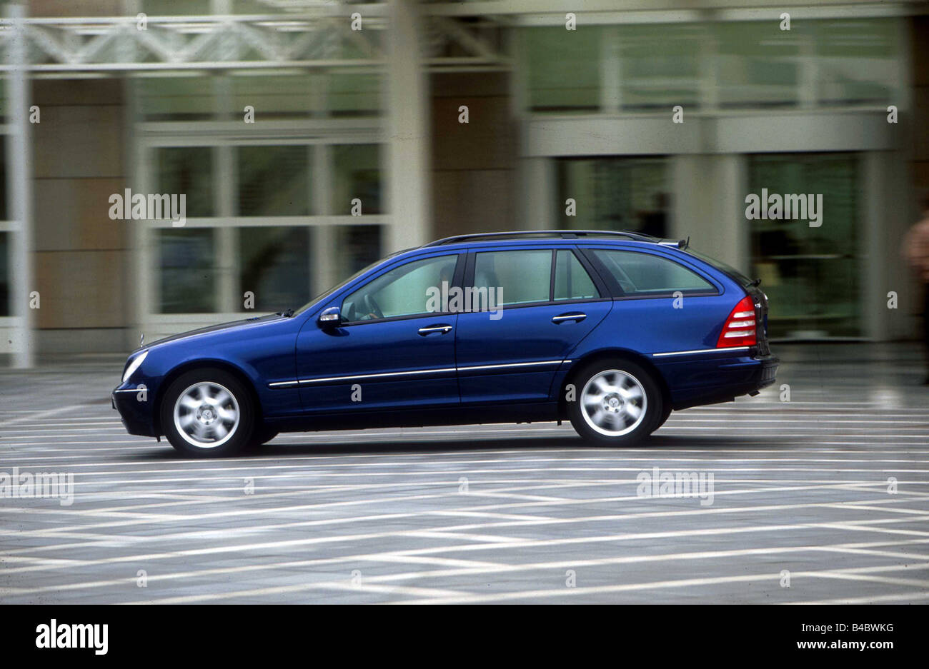 Voiture, Mercedes C 270 CDI berline, classe moyenne, bleu, l'année de modèle 2001-, debout, à la défense, side view, Ville Banque D'Images