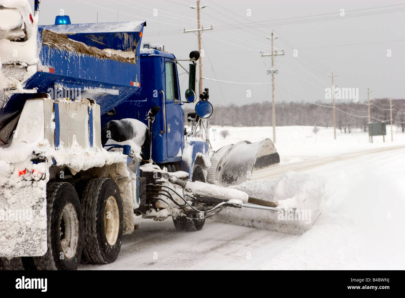 Chasse-neige sur la route d'hiver du Canada de l'Ontario Banque D'Images